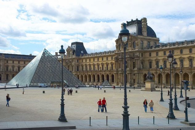 Pyramide du Louvre