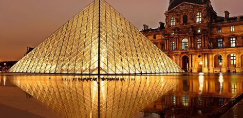 pyramide du louvre Paris